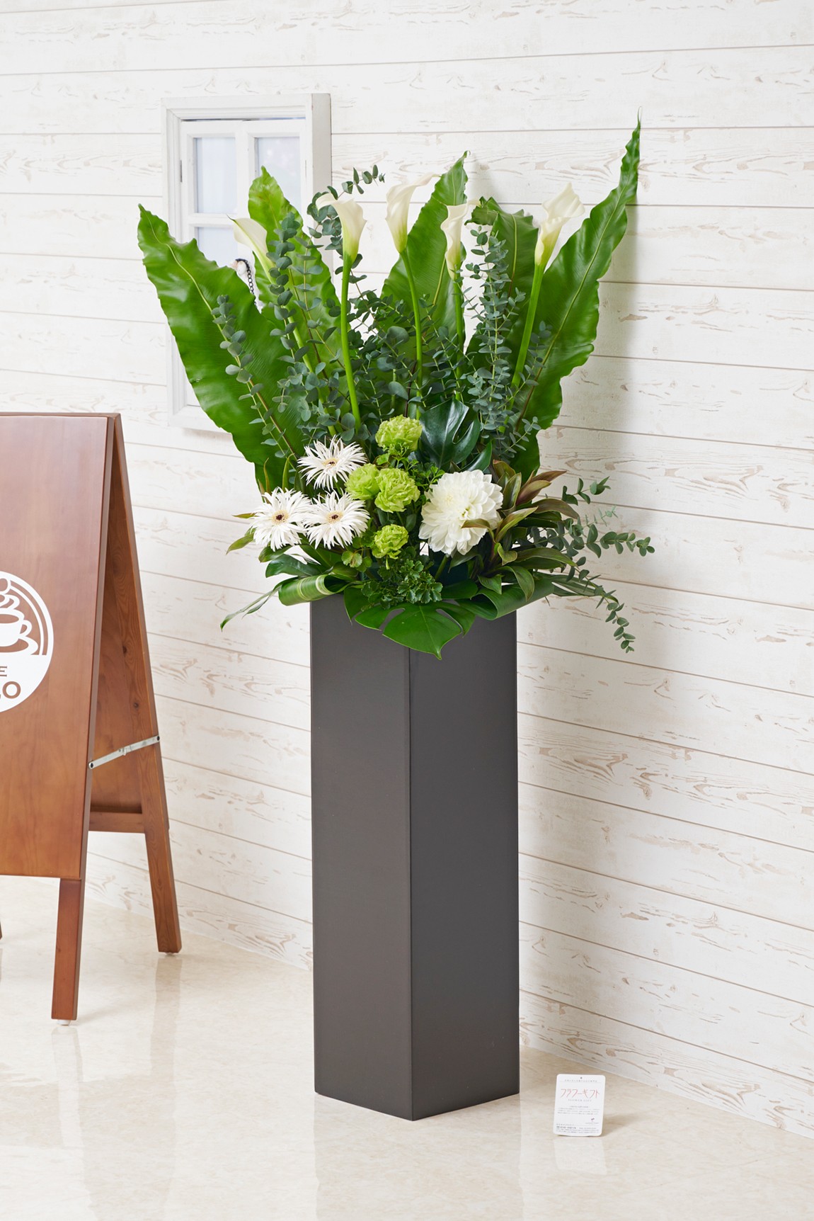 <p>花屋のない地域へもお届けできる宅配配送のスタンド花</p>
