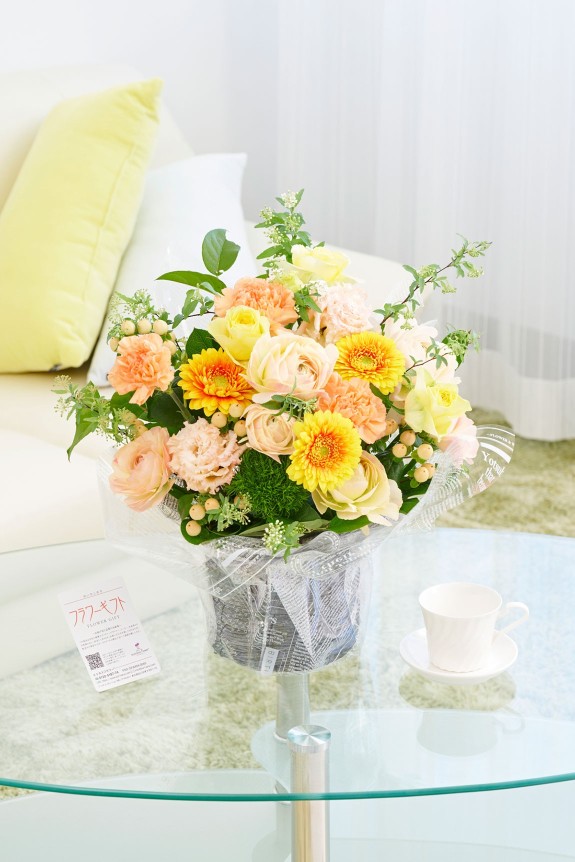 春に人気のお花「ラナンキュラス」が入った贈答用アレンジメントフラワーを全国に宅配でお届けします。