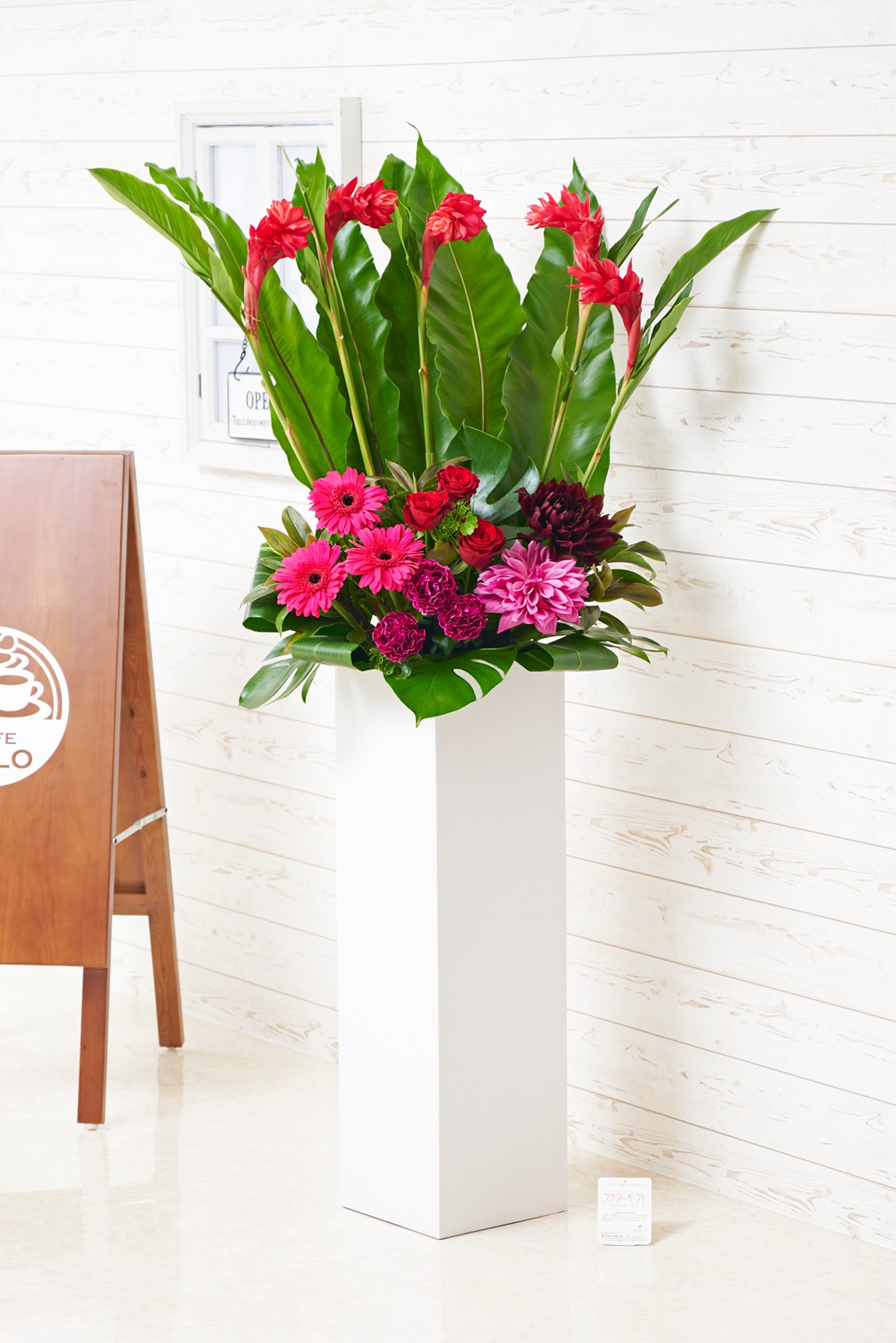 <p>花屋のない地域へもお届けできる宅配配送のスタンド花</p>