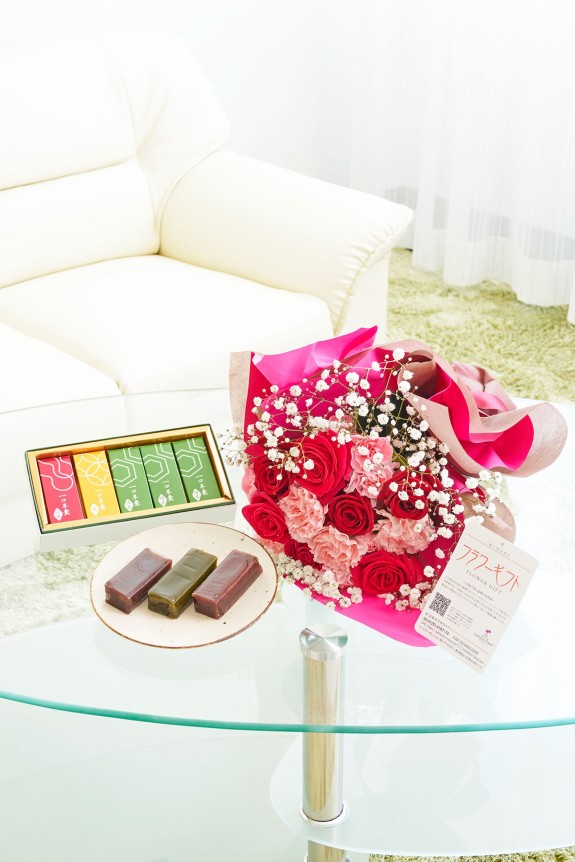 母の日定番のカーネーションと薔薇の贅沢な花束と京都宇治のお茶屋さんのこだわり羊羹