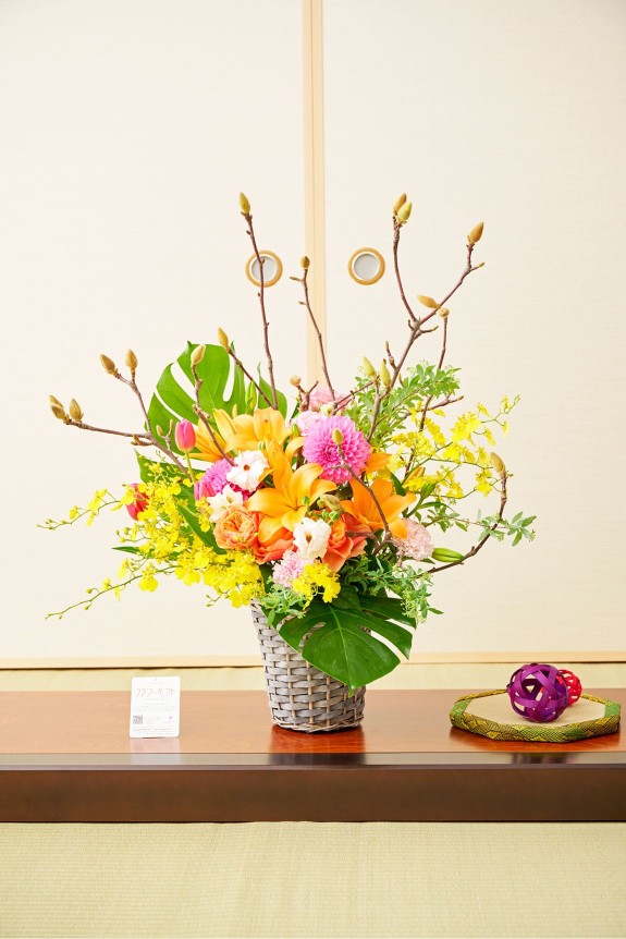 春を告げる花木「木蓮（モクレン）」が入った贈答用アレンジメントフラワーです。