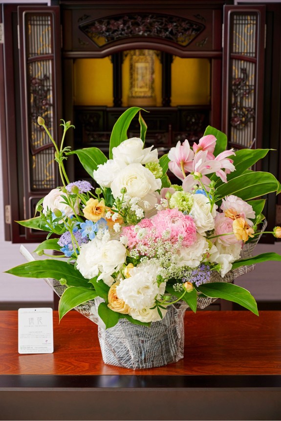 春に人気のラナンキュラスを使用した2月、3月、4月限定のお供え花を全国に宅配でお届けします。