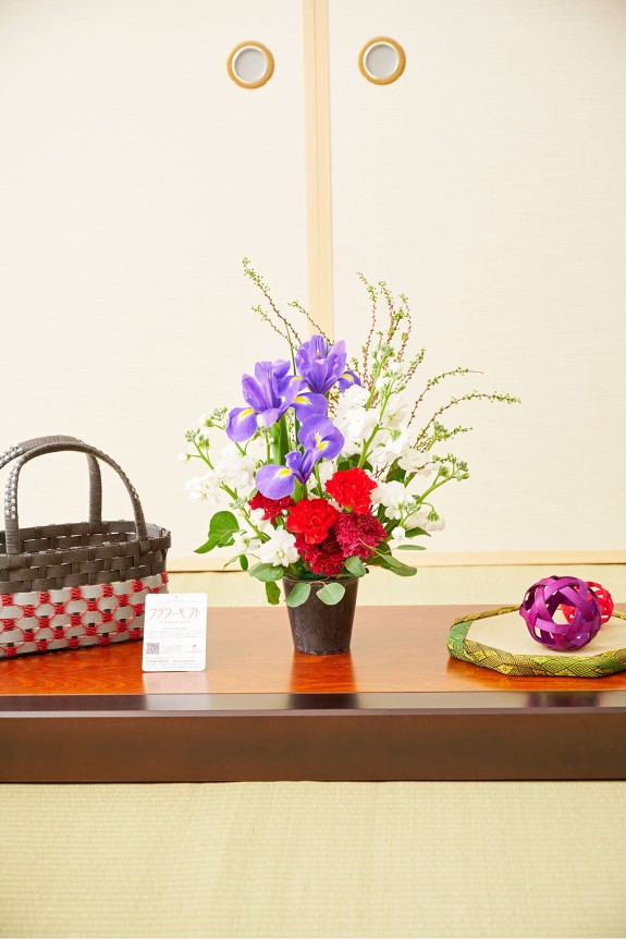 花菖蒲と同じアヤメ科のお花「アイリス」が目立つおしゃれなアレンジメントフラワーを全国に宅配でお届けします。