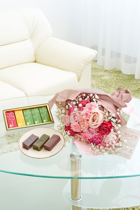 母の日定番のカーネーションと薔薇の贅沢な花束と京都宇治のお茶屋さんのこだわり羊羹