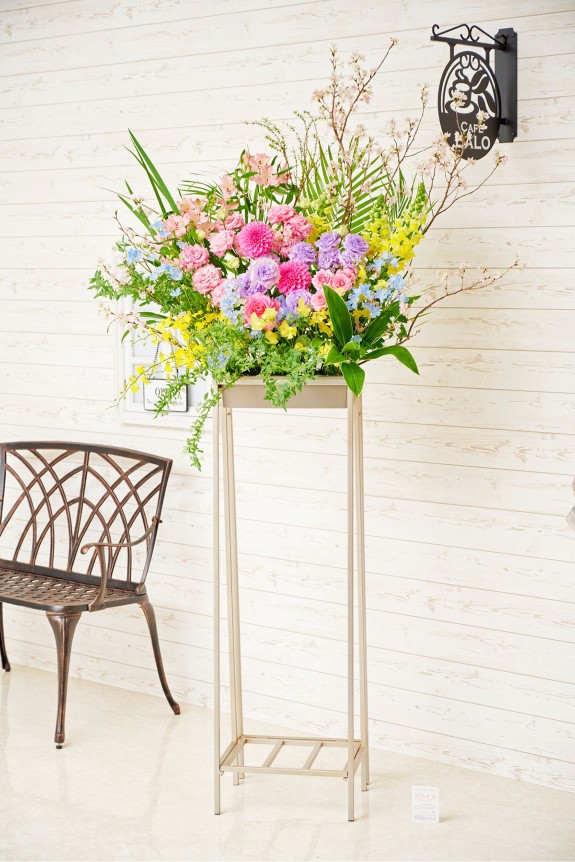 桜を使用した春のおしゃれなスタンド花（スタンドフラワー）商品です。