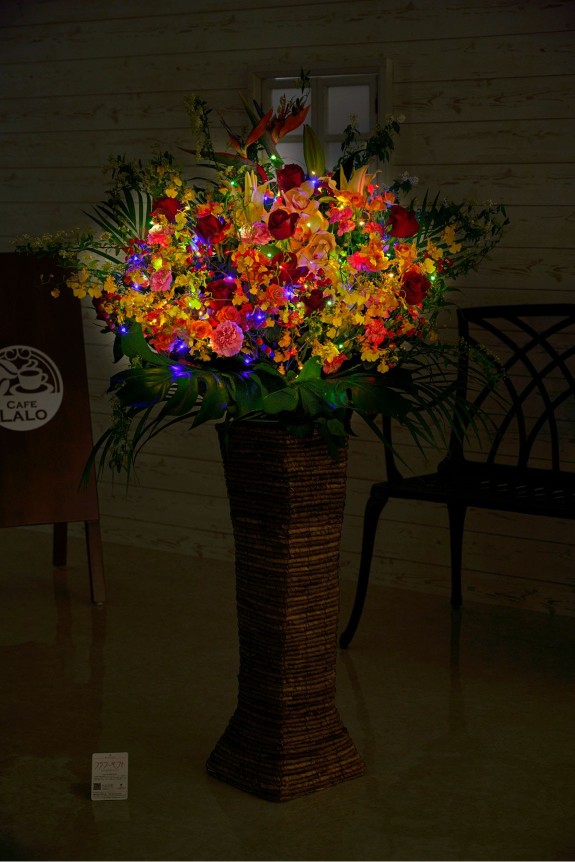 LEDライト付き！暗闇でも明るく目立つ光るスタンド花