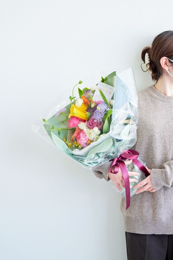 贅沢な花びらが特徴のラナンキュラスと季節のお花をミックスした花束を全国に宅配でお届けします。