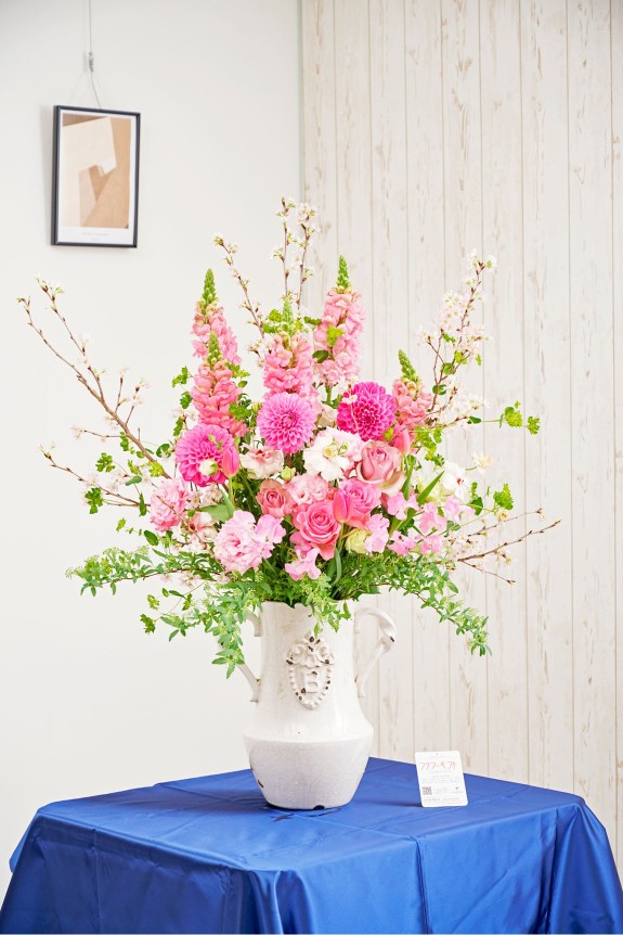 2月から3月頃の周年祝い、祝賀会、宴席など式典を彩る春デザインの桜が入った洋風の壇上花です。