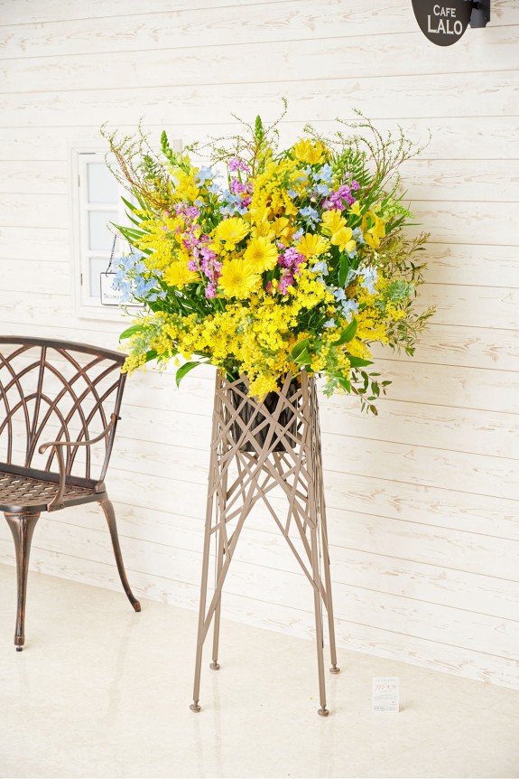 ミモザを使用した春のおしゃれなスタンド花（スタンドフラワー）商品です。
