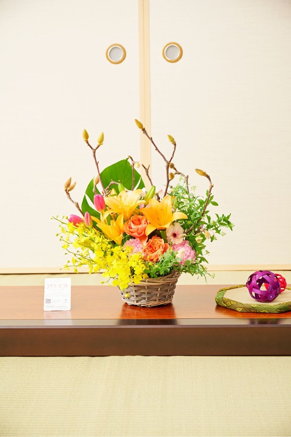 春を告げる花木「木蓮（モクレン）」が入った贈答用アレンジメントフラワーです。