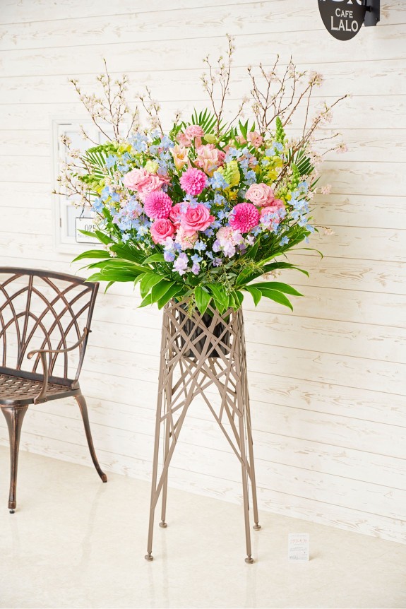 桜を使用した春のおしゃれなスタンド花（スタンドフラワー）商品です。