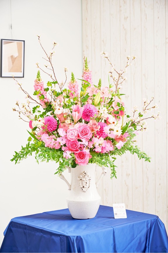 2月から3月頃の周年祝い、祝賀会、宴席など式典を彩る春デザインの桜が入った洋風の壇上花です。