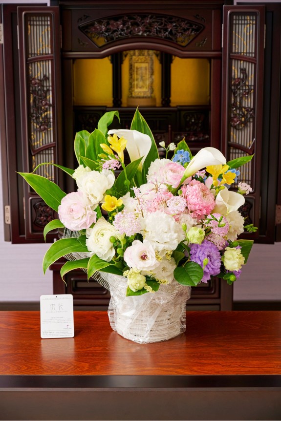 春に人気のラナンキュラスを使用した2月、3月、4月限定のお供え花を全国に宅配でお届けします。