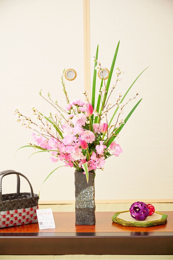 2月から3月頃の周年祝い、祝賀会、宴席など式典を彩る春デザインの桜が入った和風の壇上花です。