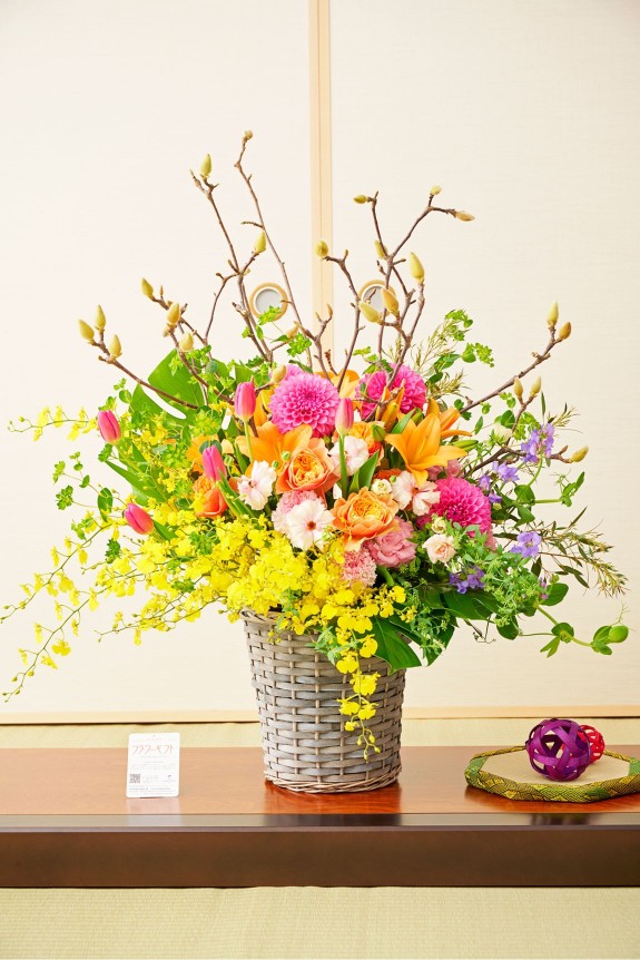 春を告げる花木「木蓮（モクレン）」が入った贈答用アレンジメントフラワーです。