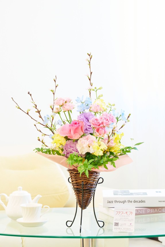 春を感じる桜を使用した人と被らないデザイナーズアレンジメントフラワーを全国に宅配でお届けします。