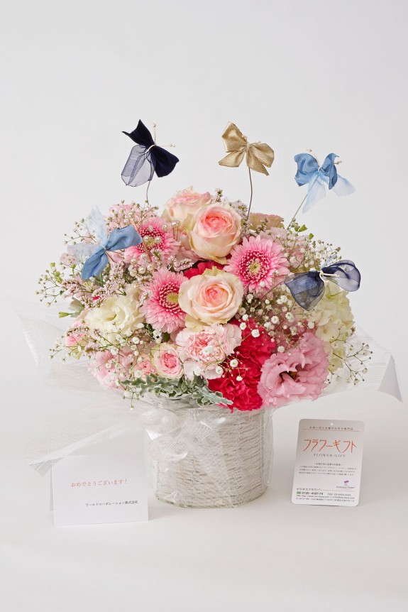 <p>お花の上を蝶が舞う、思わず目に留まる可憐で華やかなアレンジメントフラワーです。</p>
