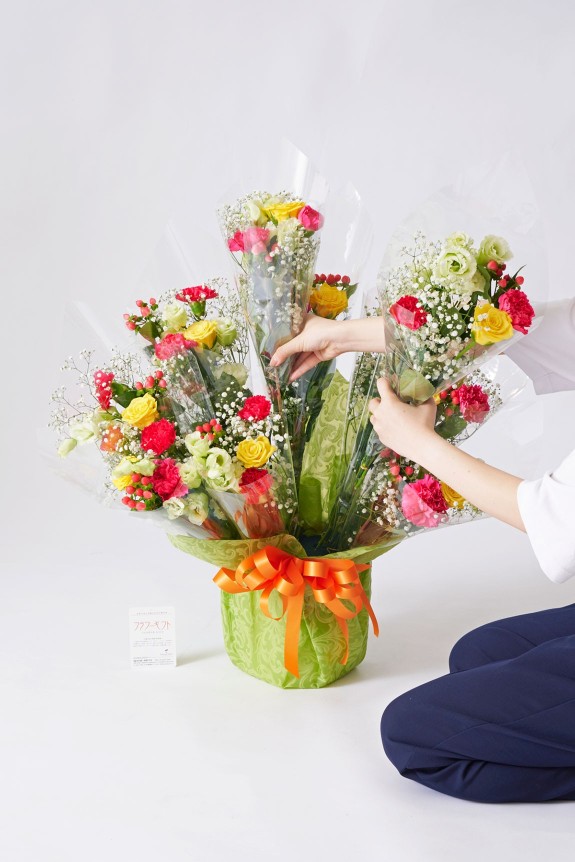 花束で作ったアレンジメントフラワーは開店祝いやリニューアルオープン、周年祝いのお祝いのフラワーアレンジメントとしておすすめです。シェアできるアレンジメントフラワーですので、お店のスタッフで分けて自宅で飾っていただくこともできます。
