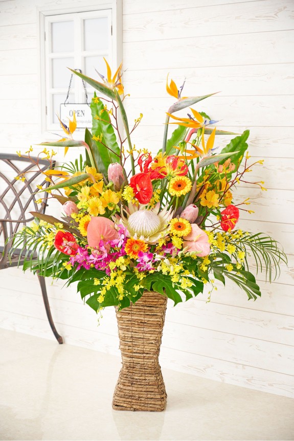 フラワーデザイナーが仕立てたお洒落なスタンド花（スタンドフラワー）で、南国風の花材を使用したトロピカルな雰囲気の商品です。