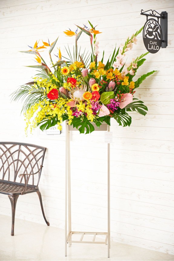 フラワーデザイナーが仕立てたお洒落なスタンド花（スタンドフラワー）で、南国風の花材を使用したトロピカルな雰囲気の商品です。