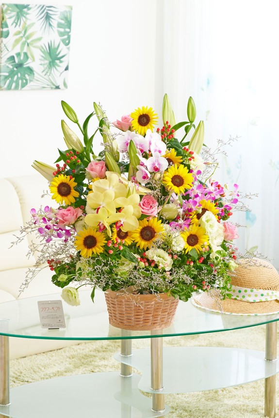 平日15:00までの注文で当日午後～夕方にお届けが可能な夏限定の「ひまわり（向日葵）」とカラフルなお花で仕立てたアレンジメントフラワー
