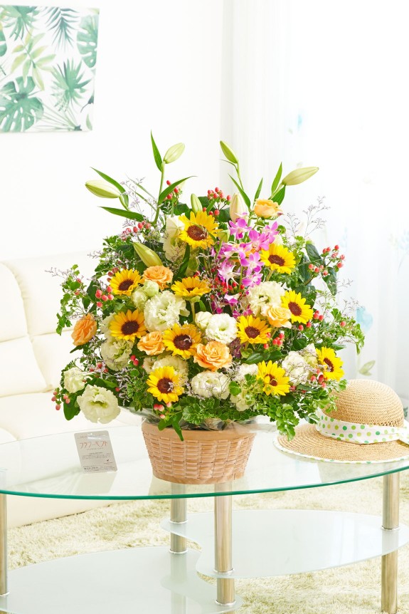 夏を代表、象徴するお花「ひまわり（向日葵）」を中心に仕立てた、季節を感じるアレンジメントフラワー商品です。