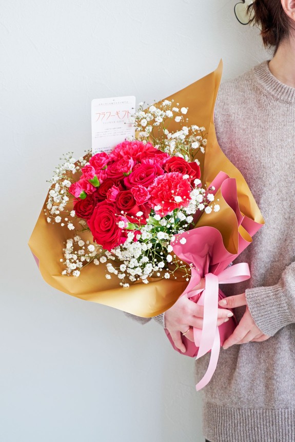 <p>そのまま置いて飾れる自立式の花束は、保水ゼリー入りの花器が根元についているため、花瓶への生け直さなくてもお飾りいただけます。
生け直していただくとより長くお楽しみいただけますが、お届け先様に花瓶等を用意いただく手間をお掛けしません。</p>
