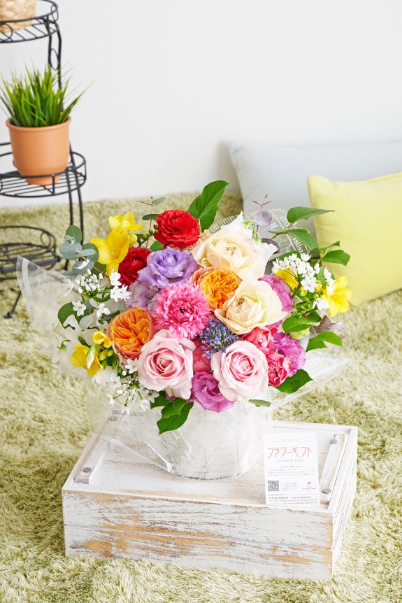 <p>ラナンキュラスと季節のおまかせ花材をミックスしたおしゃれな贈答花です。</p>