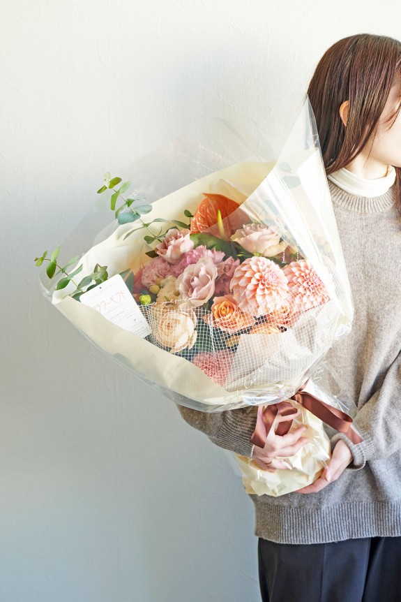 花瓶不要！花束を渡すまでに時間がかかる場合も安心、保水ポットつきブーケ