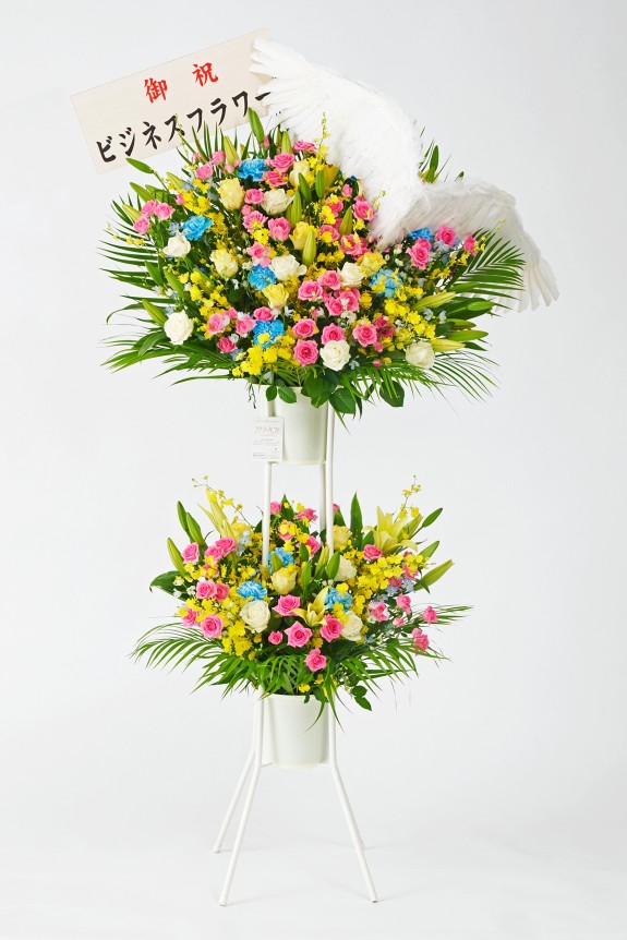 <p>天使の翼を引き立てるブルー系のお花でお仕立てしました。</p>