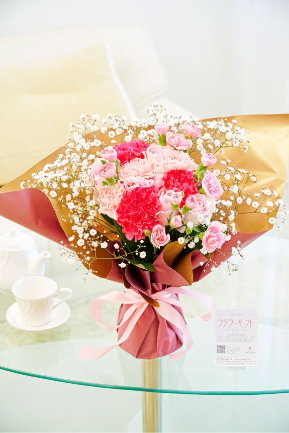 母の日の定番である赤やピンクのカーネーションと皇室に献上されたことのある薔薇を花束にして宅配で全国にお届けいたします。
かすみ草をミックスしたボリューム感のある花束です。