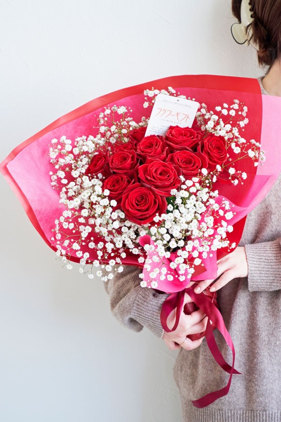 <p>皇室に献上されたことのある赤い薔薇を12本花束にして宅配で全国にお届けいたします。かすみ草をミックスしたボリューム感のある花束です。</p>
