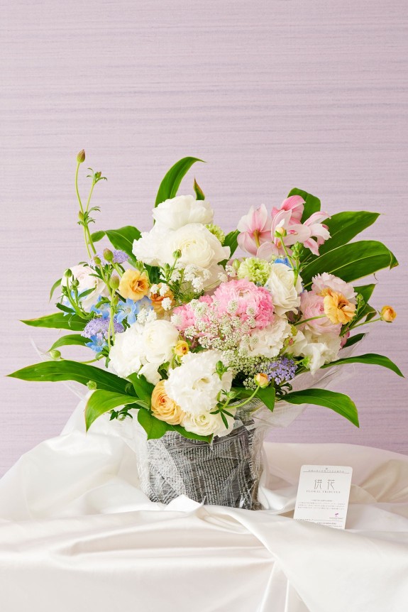 <p>お供え用のアレンジメントフラワーながらも、暗くなり過ぎない淡い配色が特徴です。</p>