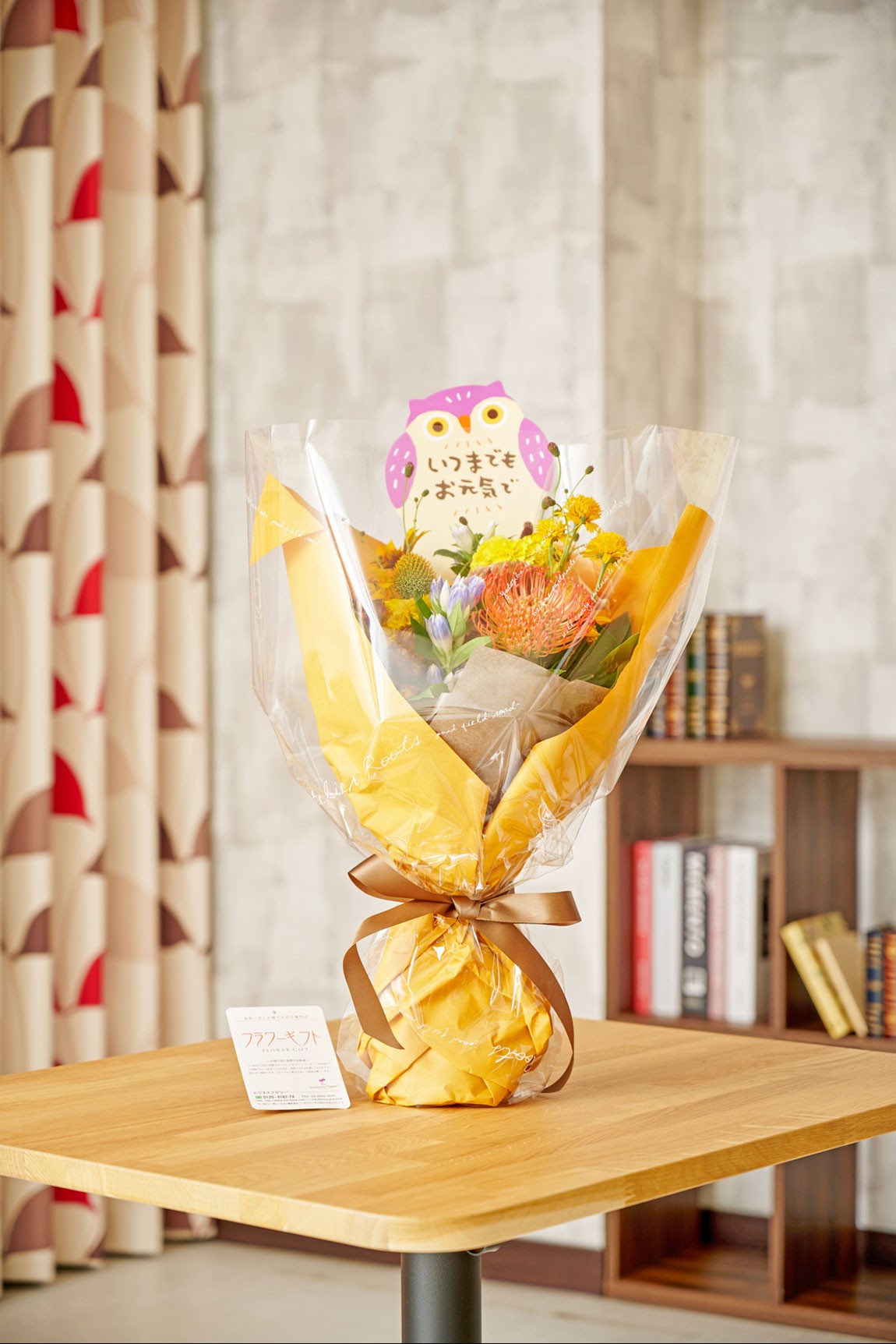 かわいいメッセージピック付き！秋をイメージして仕立てた花瓶いらずの自立式花束（ブーケ）
