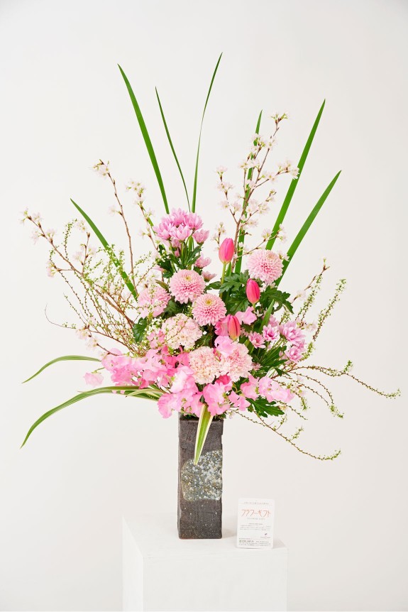 <p>格式高いデザインながらもおしゃれな装花ですのでフォーマルなビジネスシーンにおすすめです。</p>