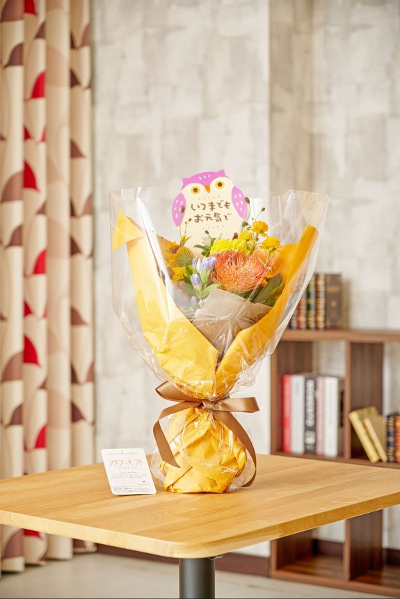 かわいいメッセージピック付き！秋をイメージして仕立てた花瓶いらずの自立式花束（ブーケ）