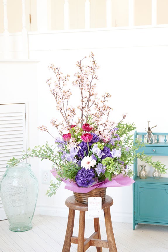 <p>桜のを使用した春らしいアレンジメントフラワーは、お店やオフィス、自宅などの室内空間を暖かな雰囲気に変えてくれる季節限定の商品です。</p>