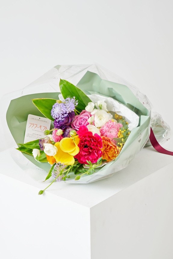 <p>12月から3月までの冬から春にかけた季節限定のブーケですので、卒業祝いやお世話になった講師や先生へ御礼で花束を贈る際にもおすすめです。</p>