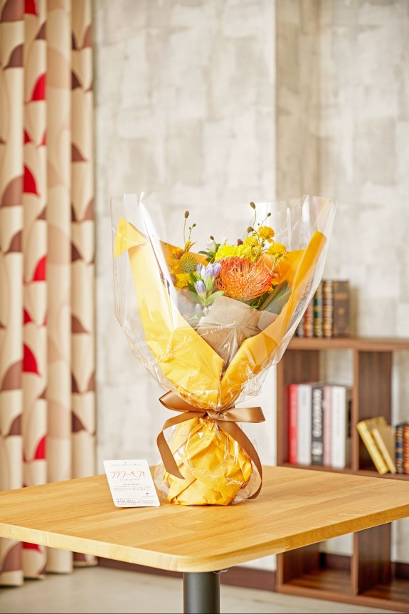 届いてすぐ飾れる！秋をイメージして仕立てる花瓶いらずの花束（ブーケ）