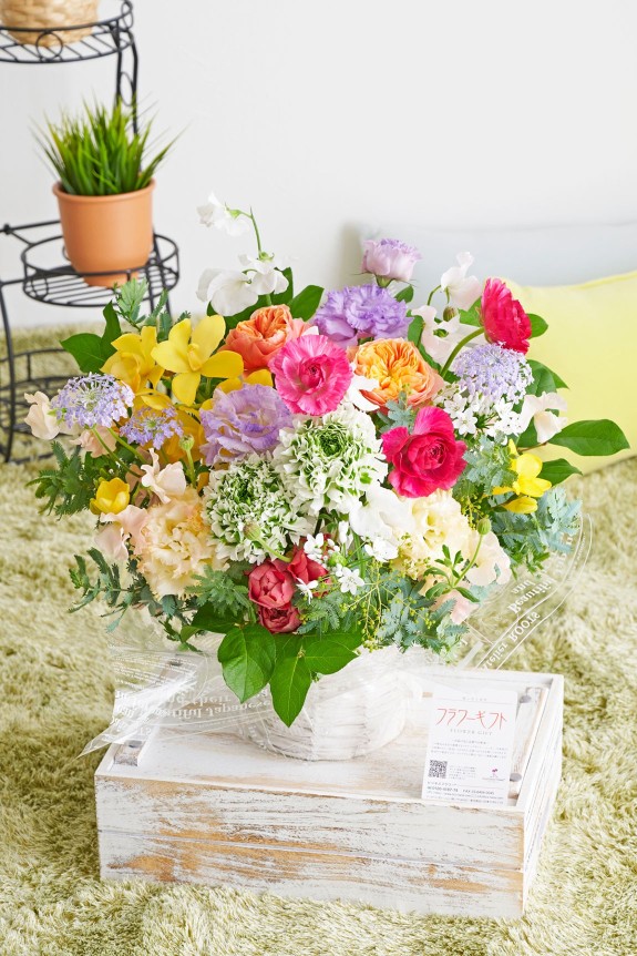 <p>ラナンキュラスと季節のおまかせ花材をミックスしたおしゃれな贈答花です。</p>
