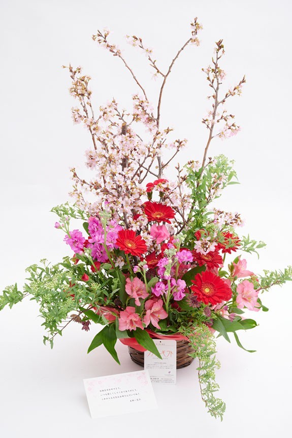 <p>桜とおまかせ花材仕立てた春のアレンジメントフラワーには、立札またはメッセージカードのいずれかを無料でお付けする事が可能です。</p>