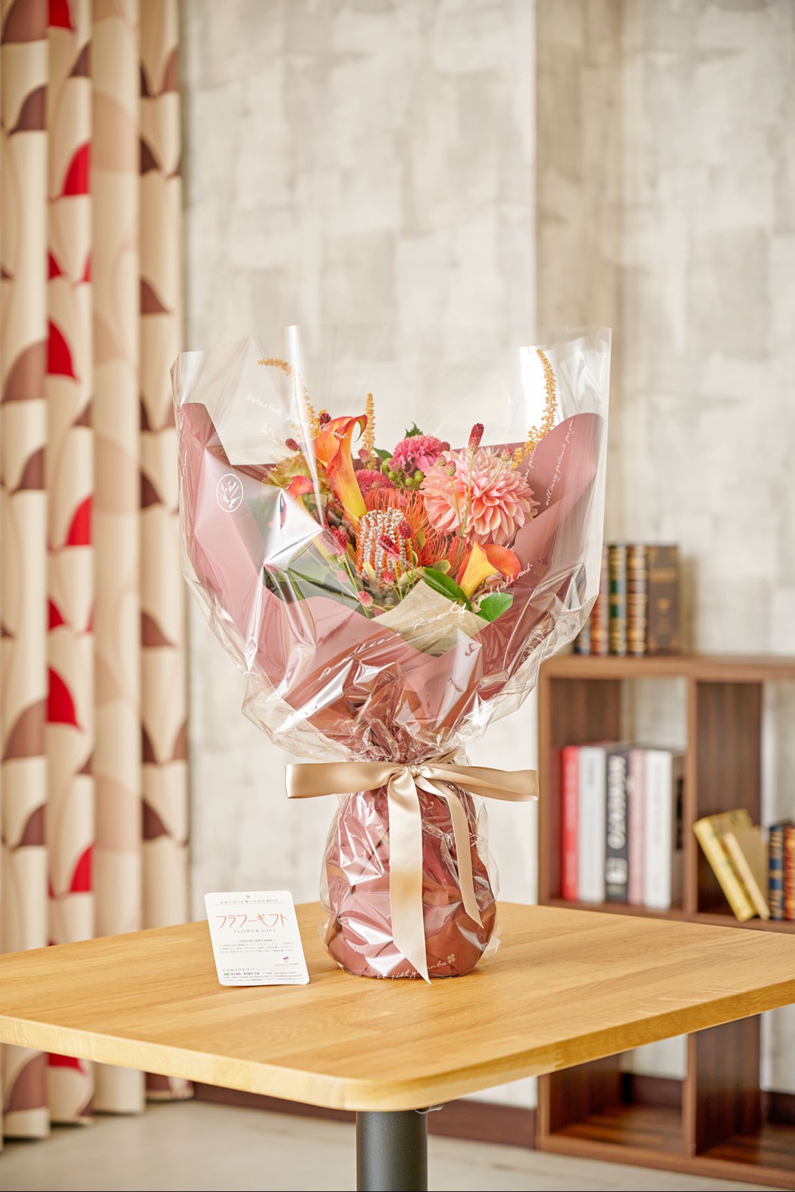 届いてすぐ飾れる！秋をイメージして仕立てる花瓶いらずの花束（ブーケ）