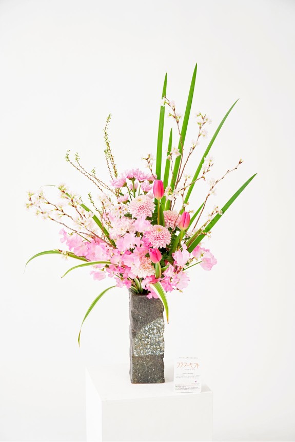 <p>格式高いデザインながらもおしゃれな装花ですのでフォーマルなビジネスシーンにおすすめです。</p>