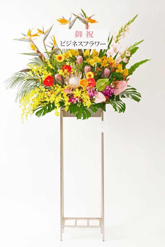 <p>オシャレなスタンド花器にデザイナーがデザインしたお洒落な花材で仕立てたスタンド花です。</p>