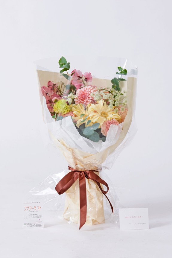 <p>保水ゼリーが入った保水ポット付きですので、花束を渡すまでに時間がかかってしまう場合や、花束のお渡しまでの保管の際もお水を上げる必要がなく安心です。</p>