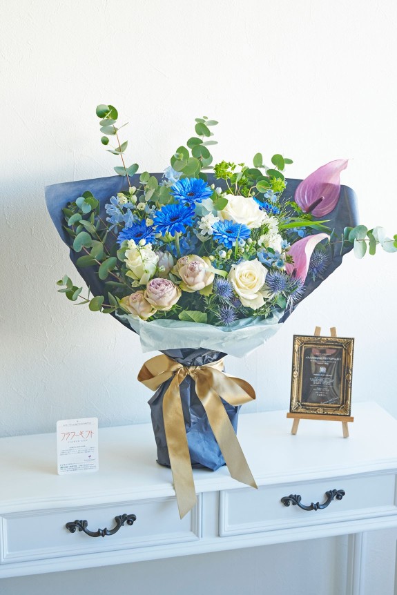 <p>手元に保水ポットが付いているため、花瓶の用意が必要ありません。自立するため贈答用アレンジメントフラワーのようにそのままお飾りいただけます。</p>