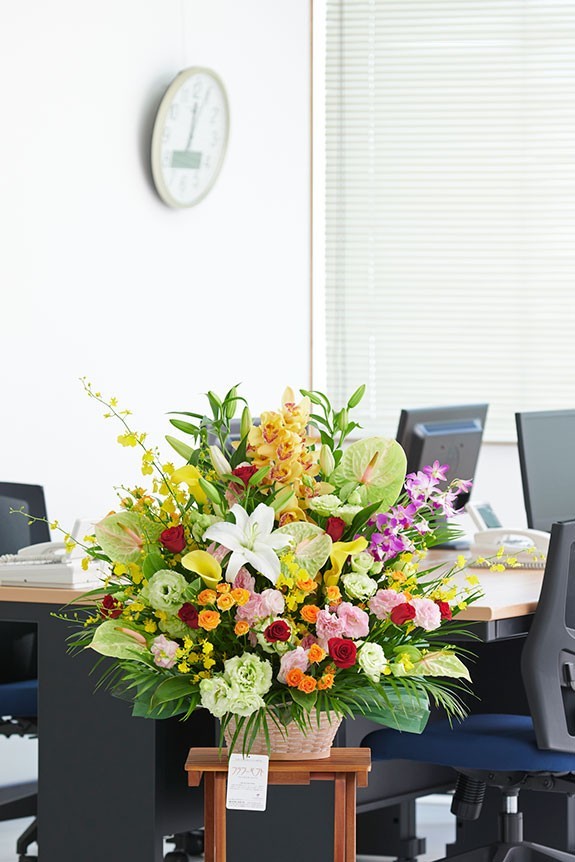 <p>完全おまかせ花材で仕立てるアレンジメントフラワーです。内容に関する指定、希望は一切承ることができません。</p>