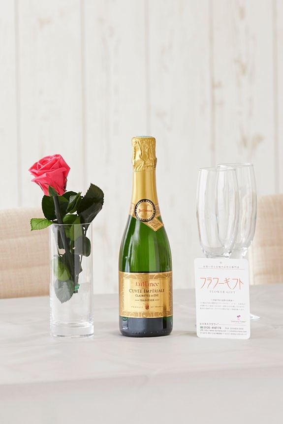 <p>こだわりのスパークリングワインとプリザーブドフラワーを組み合わせた、贈り物やギフトにオススメのセットです。</p>
