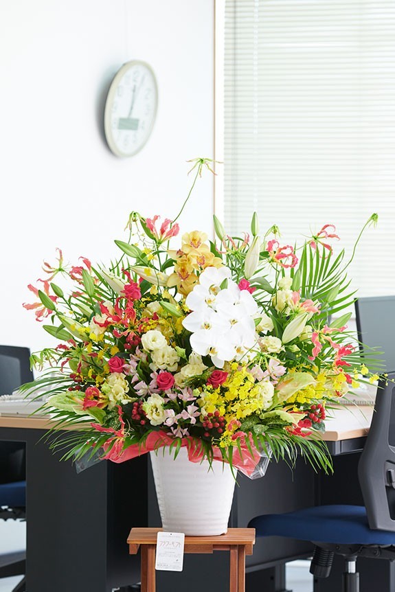 <p>完全おまかせ花材で仕立てるアレンジメントフラワーです。内容に関する指定、希望は一切承ることができません。</p>