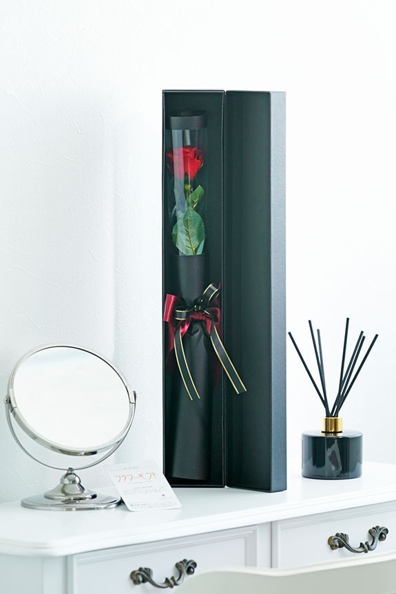 <p>シックな黒のボックスと真っ赤なバラ（薔薇）のコントラストがスタイリッシュな一品です。</p>